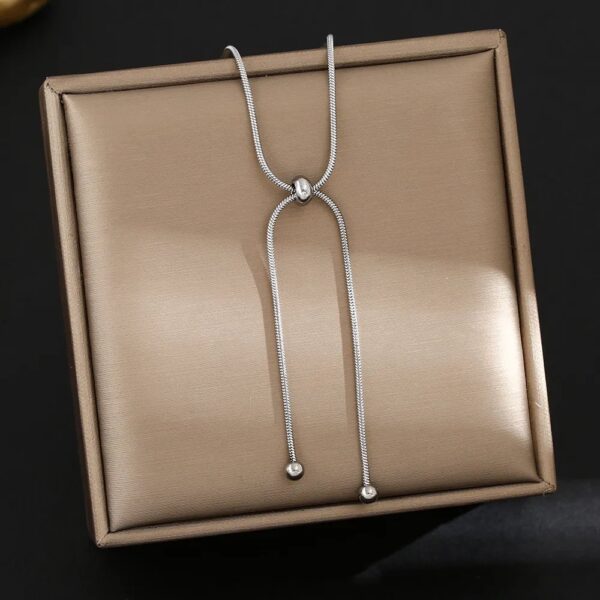 Collar corbatín minimalista plateado