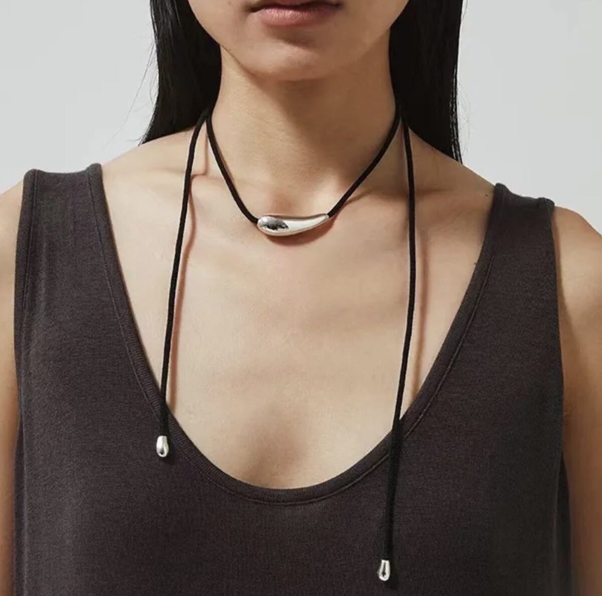Screenshot Collar de cordón con dije plateado
