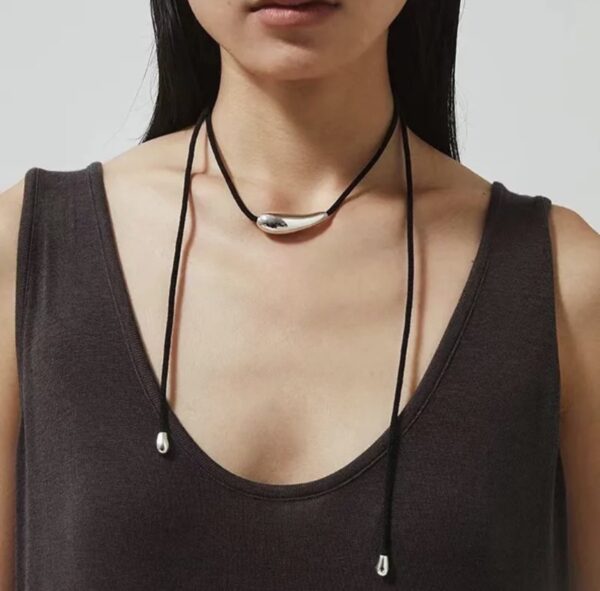 Collar de cordón con dije plateado