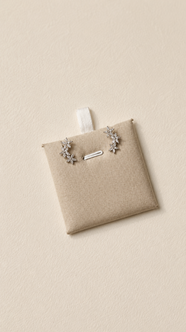Aretes climbers de flor y baño de oro blanco