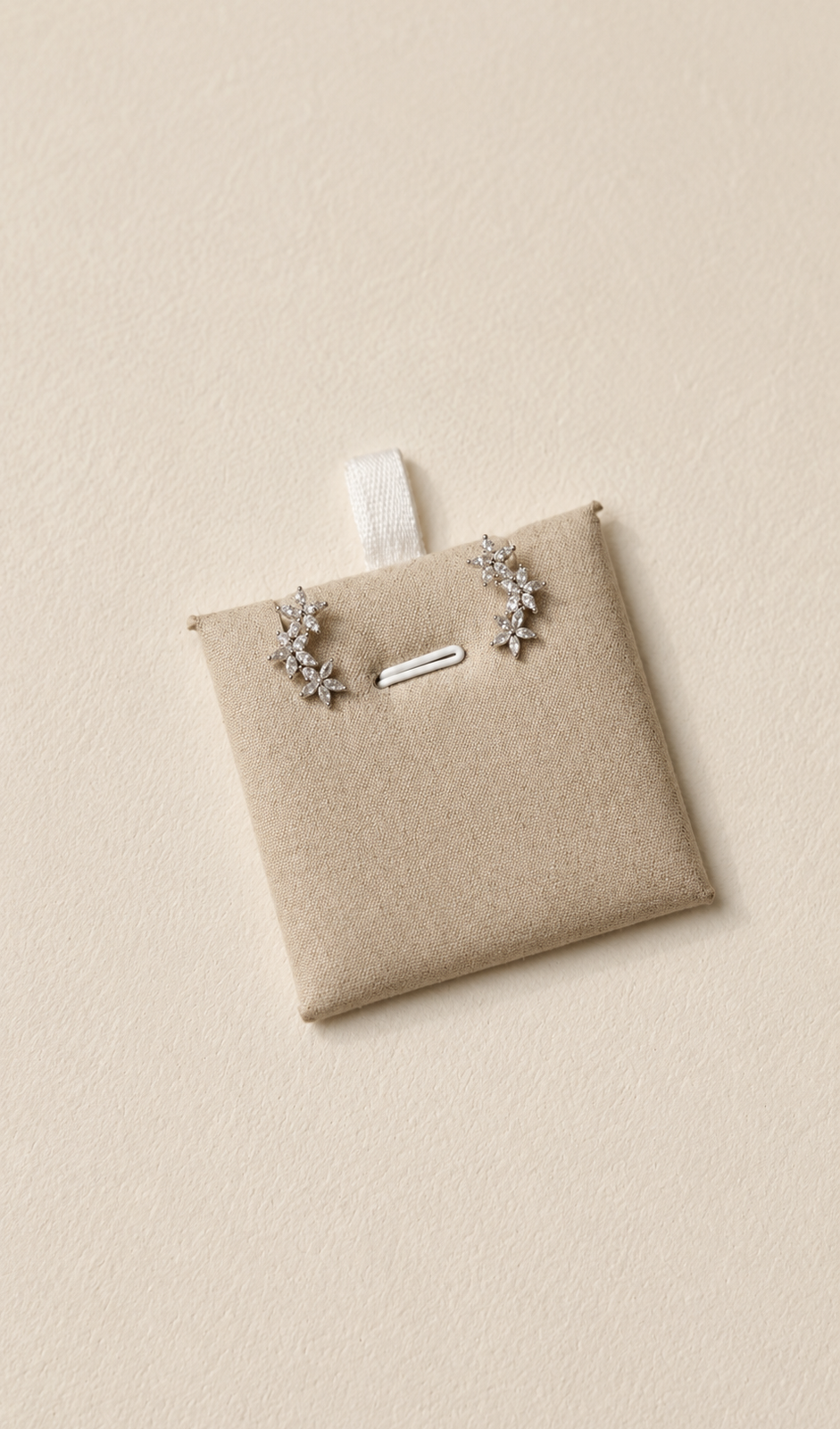 Aretes climbers de flor y baño de oro blanco