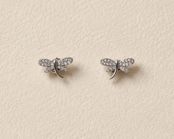 Aretes de libélula con circonitas y baño de oro blanco