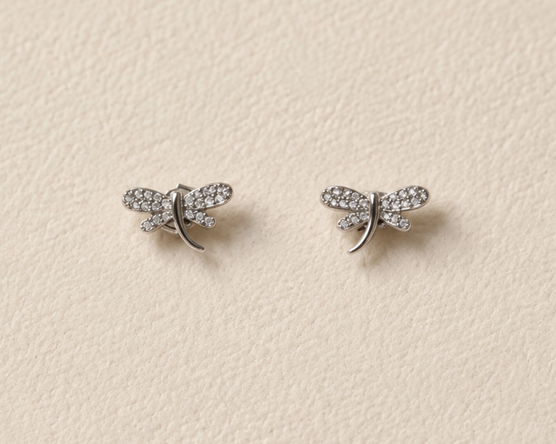 Aretes de libélula con circonitas y baño de oro blanco