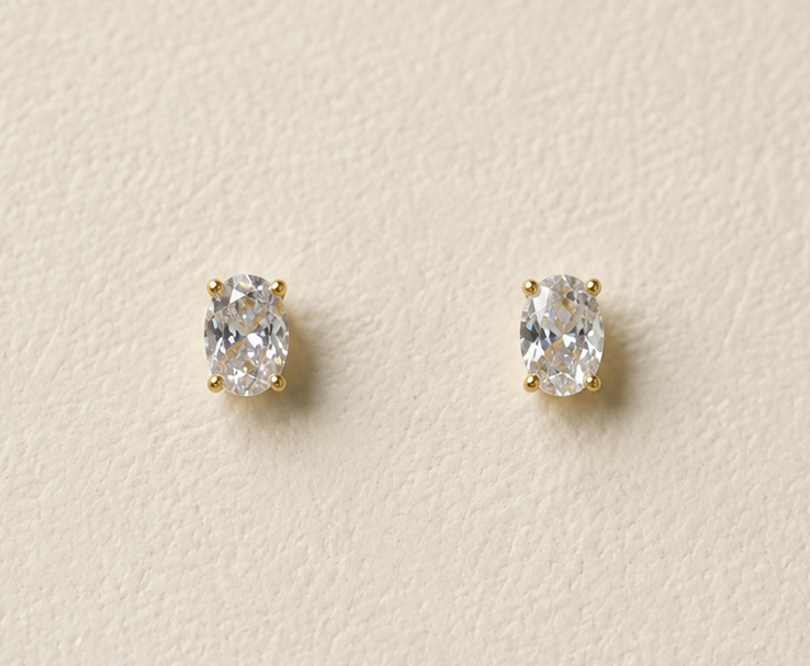 Aretes clásicos ovalados con piedra y baño de oro de 18K