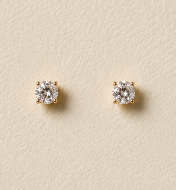 Aretes clásicos con piedra y baño de oro de 18K
