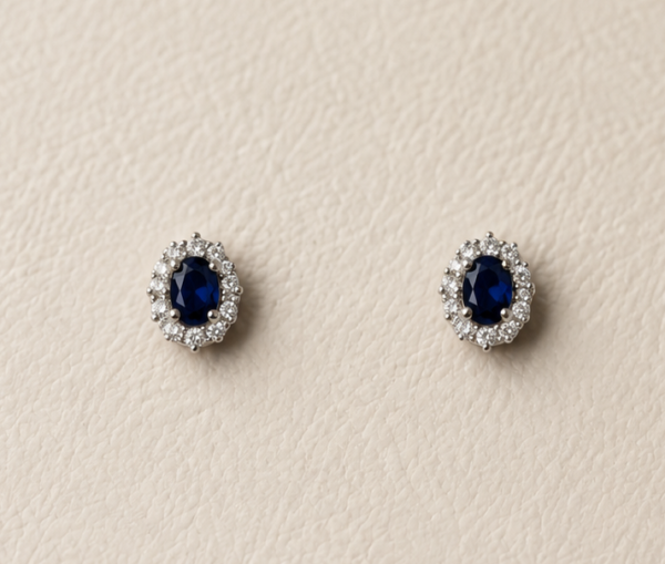 Aretes con piedra imitación zafiro baño de oro blanco y circonitas