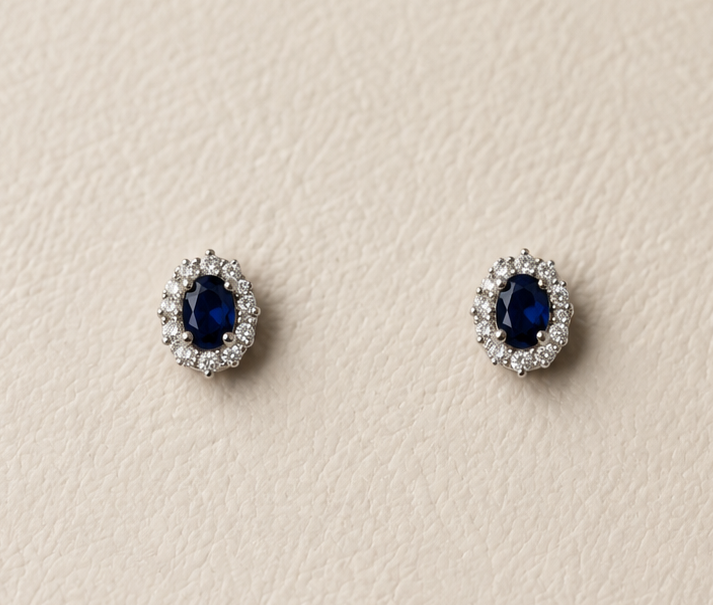 Aretes con piedra imitación zafiro baño de oro blanco y circonitas