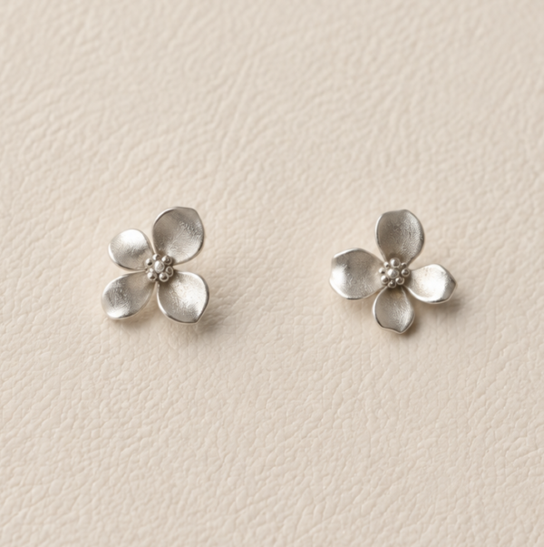 Aretes de flor simple con baño de oro blanco