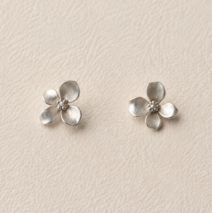 Aretes de flor simple con baño de oro blanco
