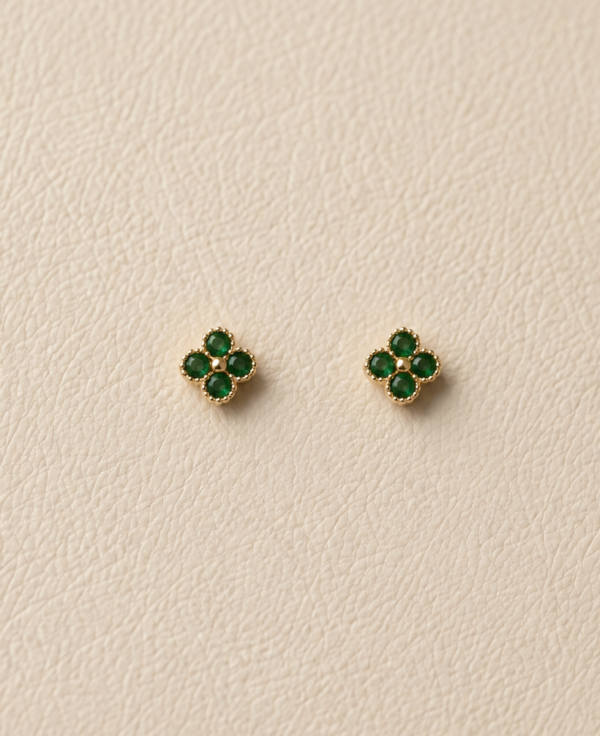 Aretes de flor con circonitas verdes y baño de oro de 18K
