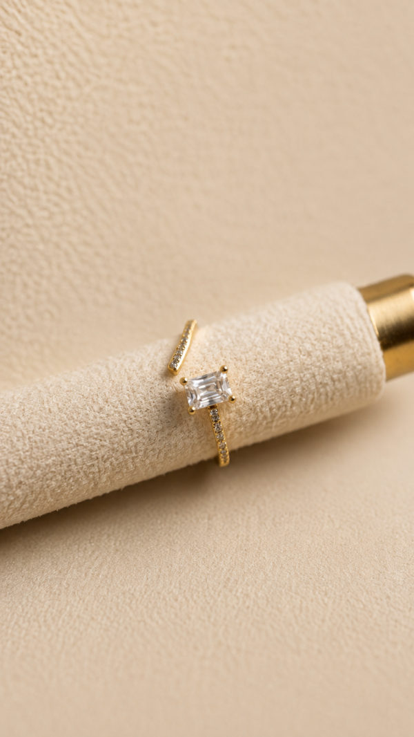 Anillo con piedra y baño de oro de 18K
