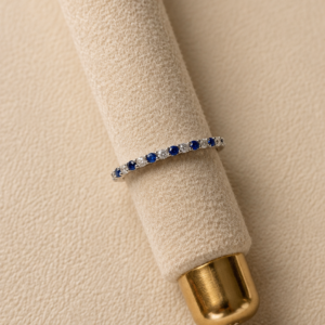 Anillo con circonitas azul y baño de oro blanco