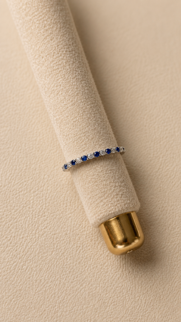 Anillo con circonitas azul y baño de oro blanco