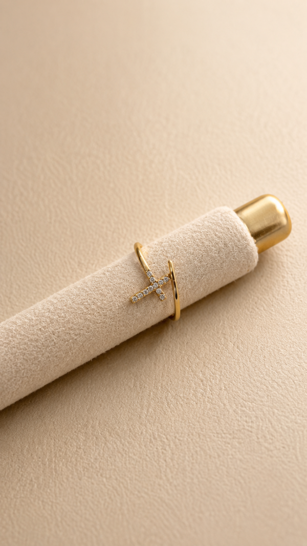 Anillo con dije de cruz y baño de oro de 18K