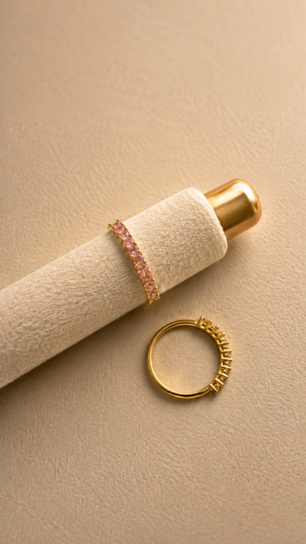 Anillo con circonitas rosas y baño de oro de 18K