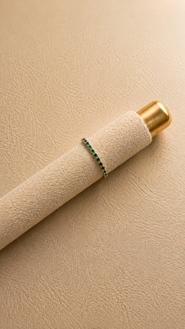 Anillo con circonitas verdes y baño de oro blanco