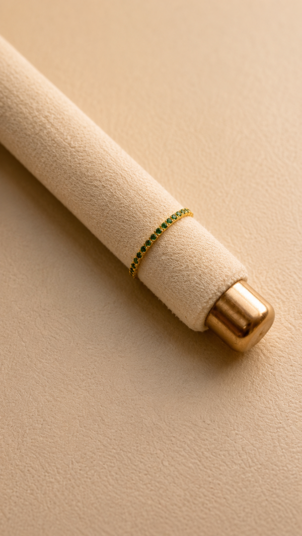 Anillo con circonitas verdes y baño de oro de 18K