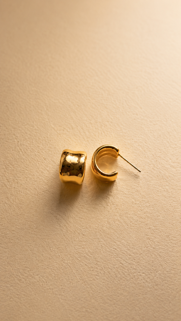 Semi hoops pequeños gruesos  y baño de oro de 18K