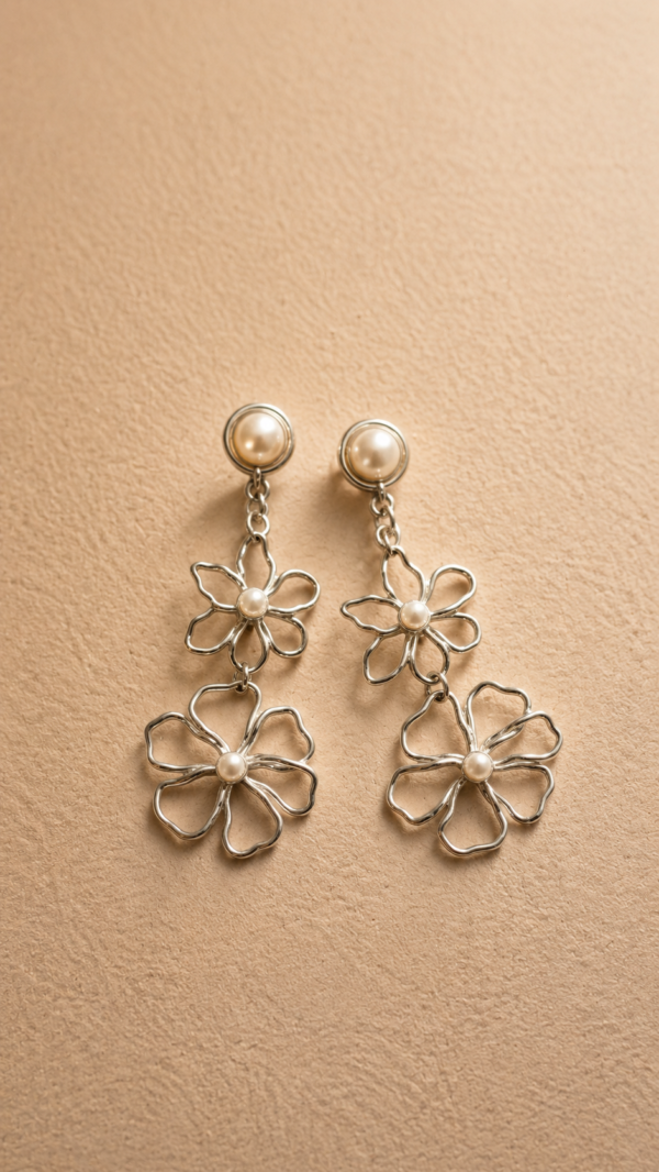 Aretes doble de flor y base de color plateado