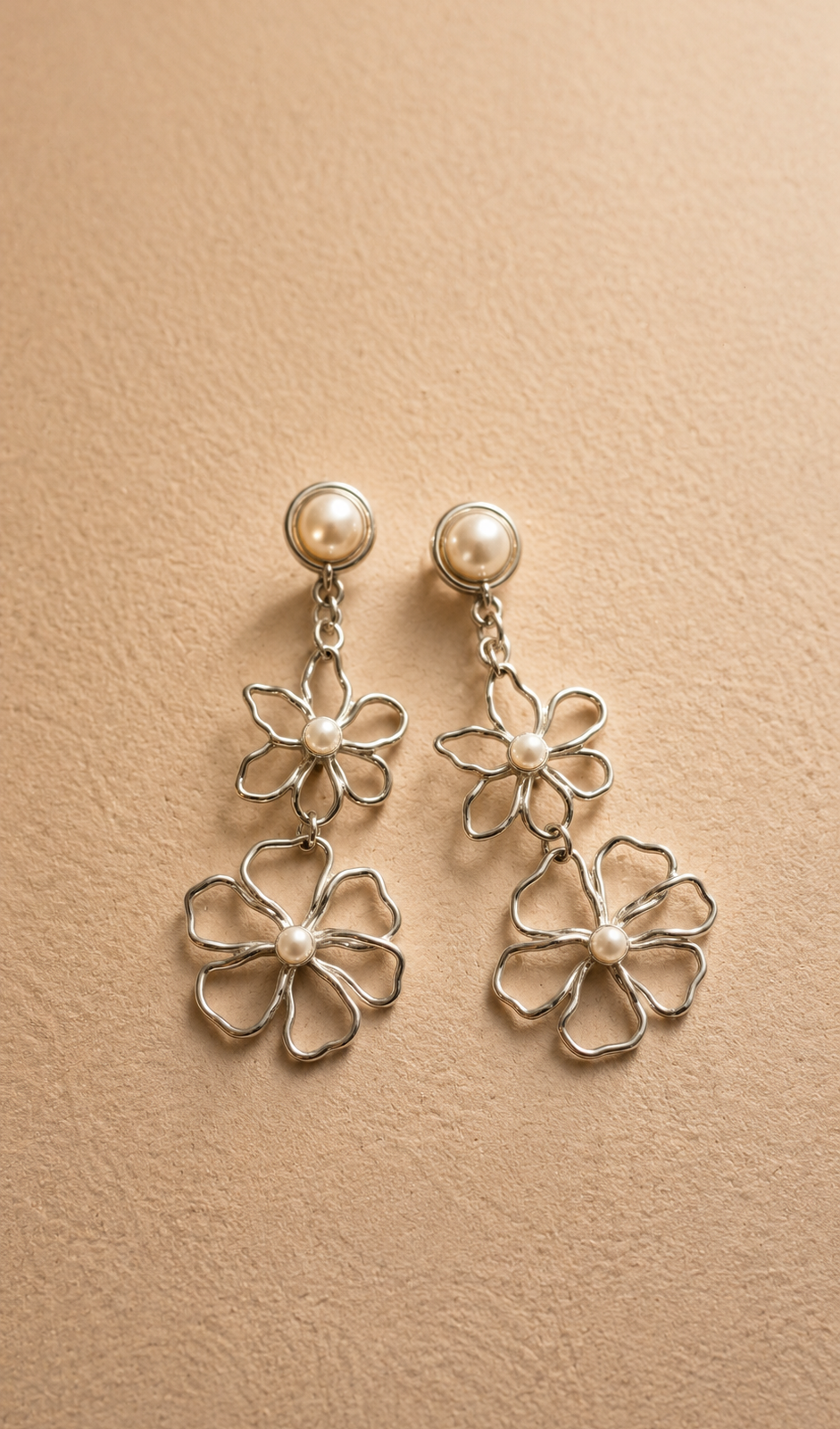 IMG_4443 Aretes doble de flor y base de color plateado