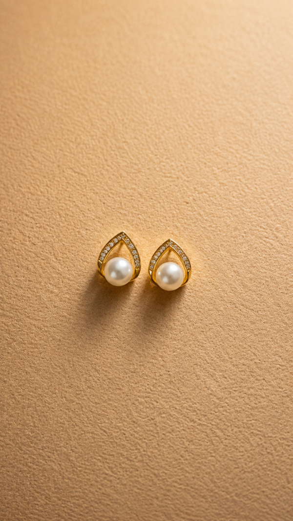 Aretes con base triangular y piedra natural de río