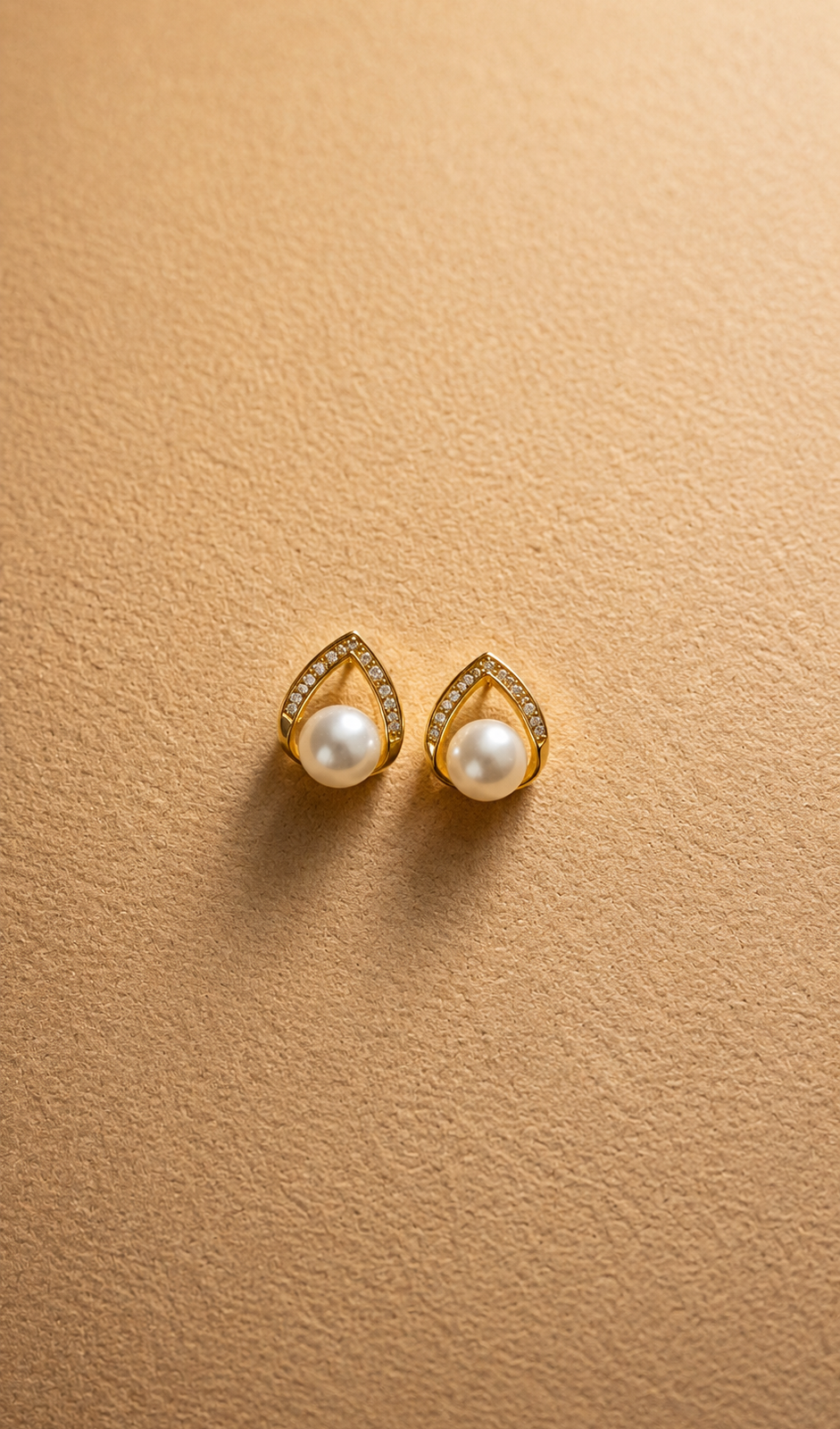 Aretes con base triangular y piedra natural de río