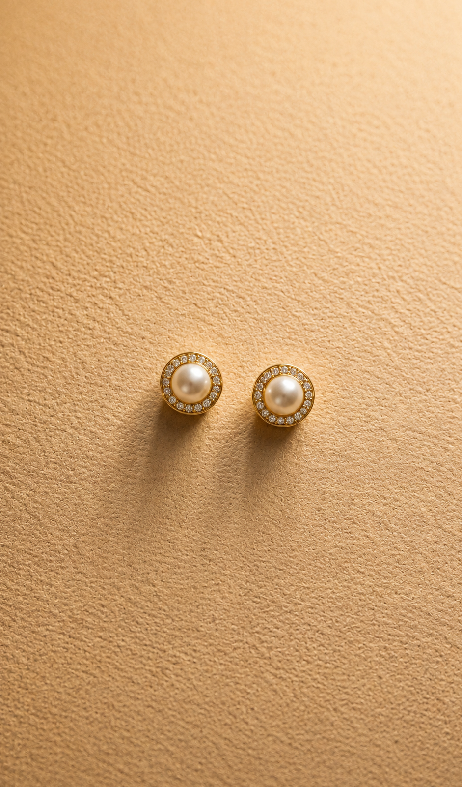 Aretes de perla y borde de circonitas