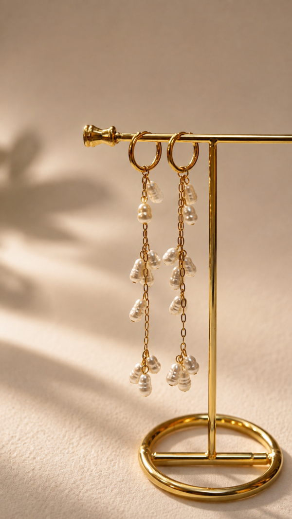 Aretes largos con caída de perlas