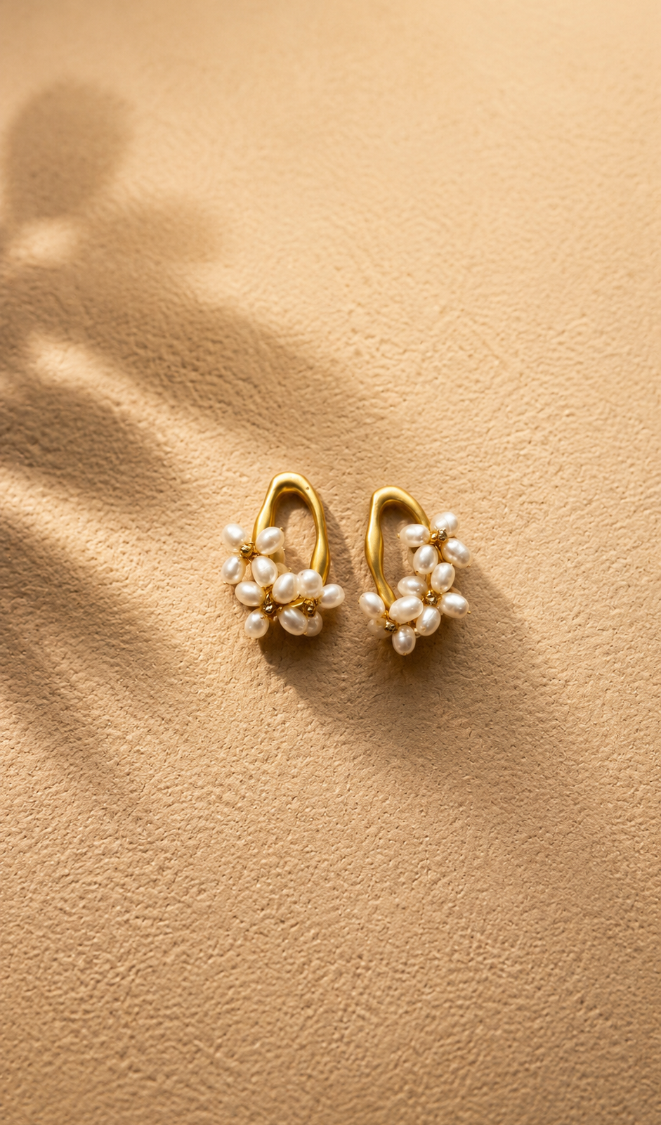 Aretes con dijes de perla natural de río