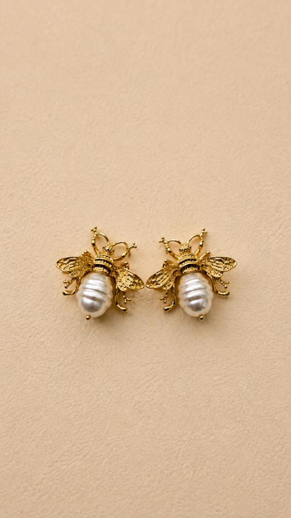 Aretes de insecto con perla