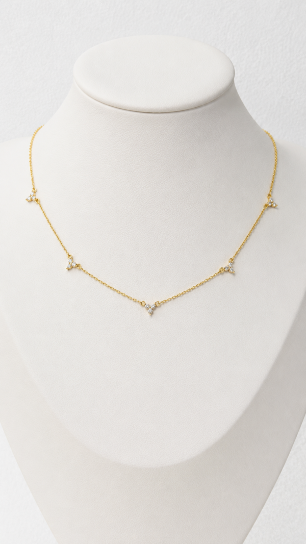 Cadena con varios dijes de pétalos de 3 y baño de oro de 18K