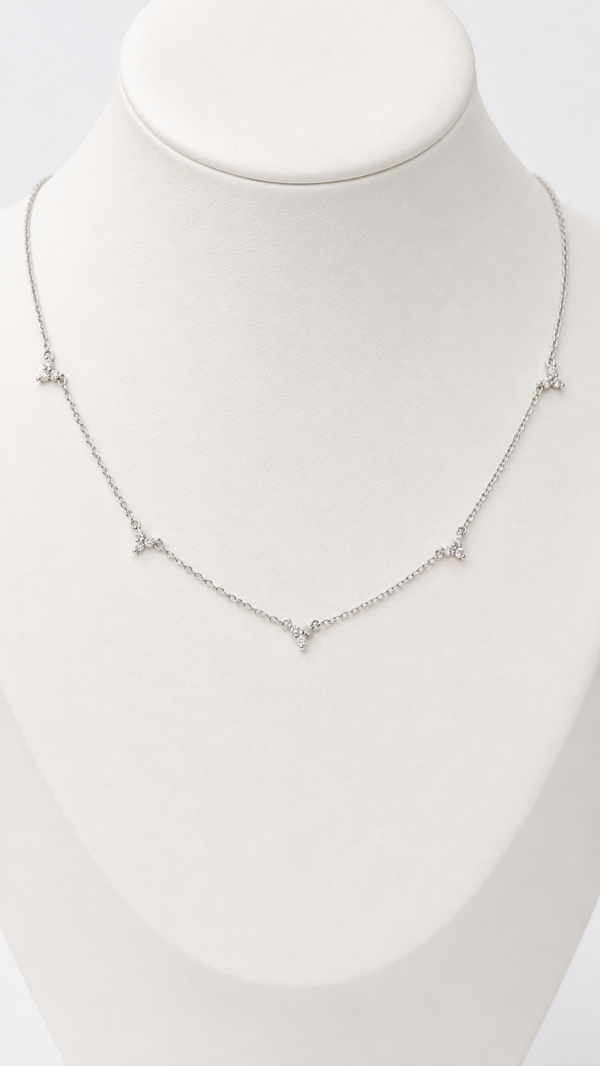 Cadena con varios dijes de pétalos de 3 y baño de oro blanco