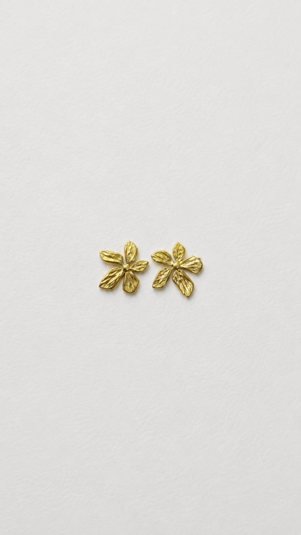 Aretes de flor pequeños con baño de oro de 18K