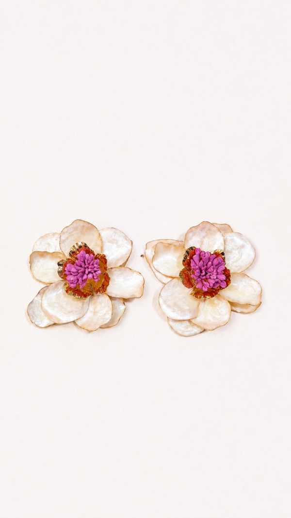 Aretes de flor grandes con centro rosa