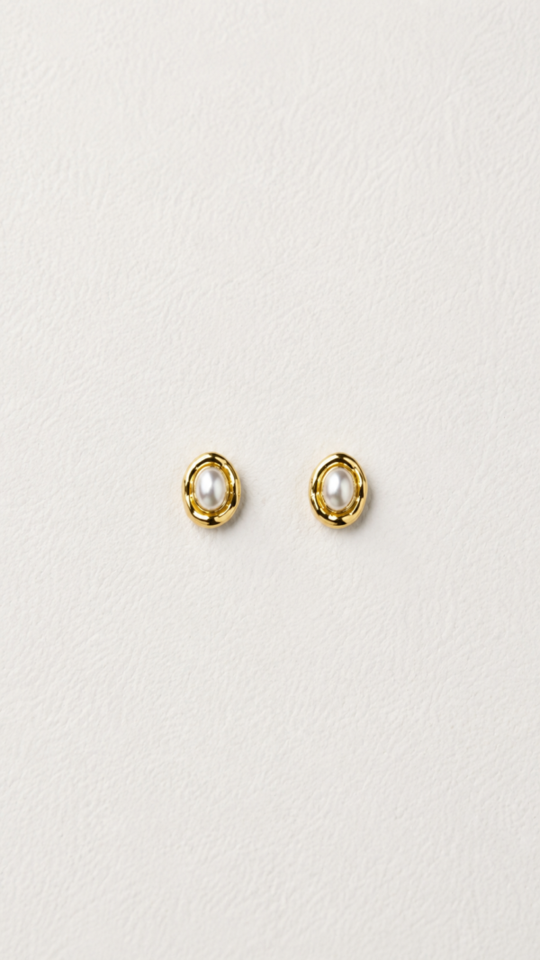 Aretes ovalados con centro de perla y borde dorado
