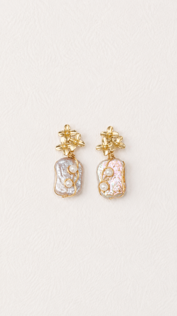 Aretes cuadrados de perla natural de río con base de flor