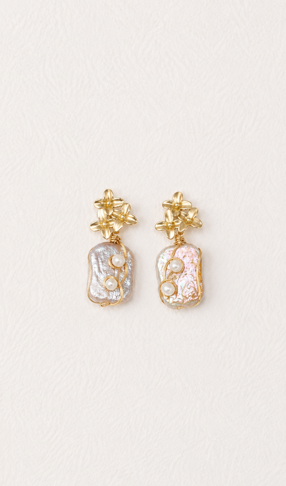 Aretes cuadrados de perla natural de río con base de flor