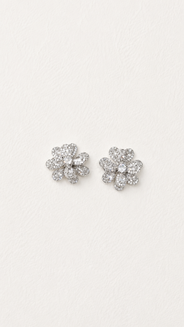 Aretes de flor y circonitas color plateado