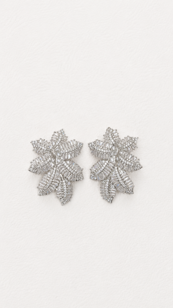 Aretes de hojas con circonitas color plateado
