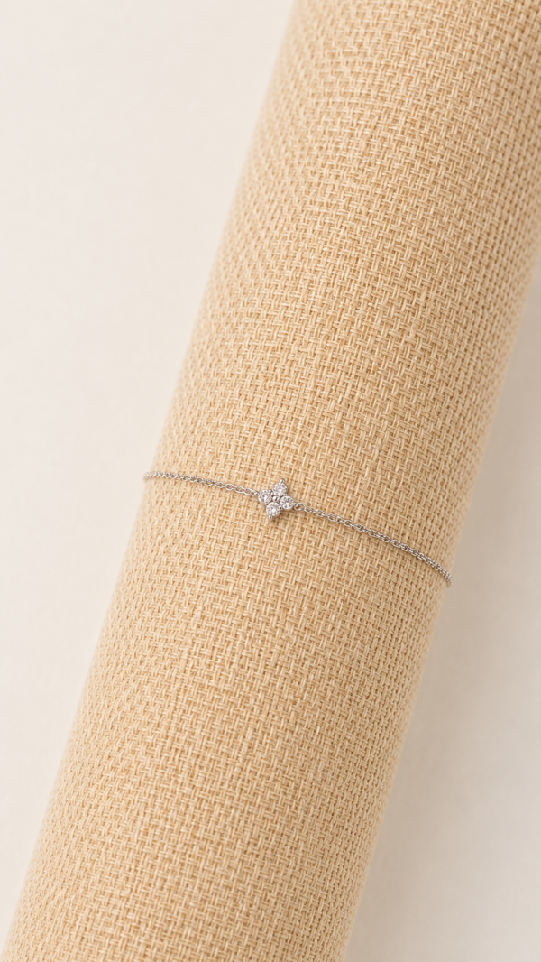 Pulsera con dije de flor y baño de oro blanco de 18K