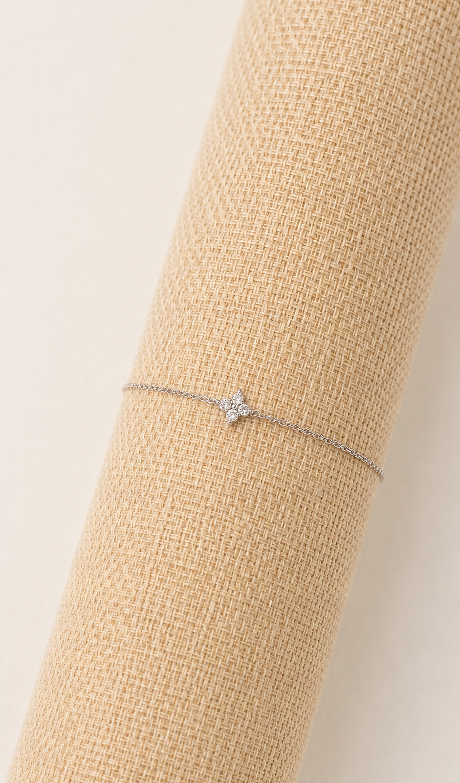 IMG_4539 Pulsera con dije de flor y baño de oro blanco de 18K