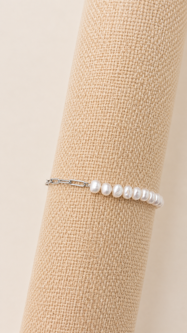 Pulsera con perla natural de río y baño de oro blanco