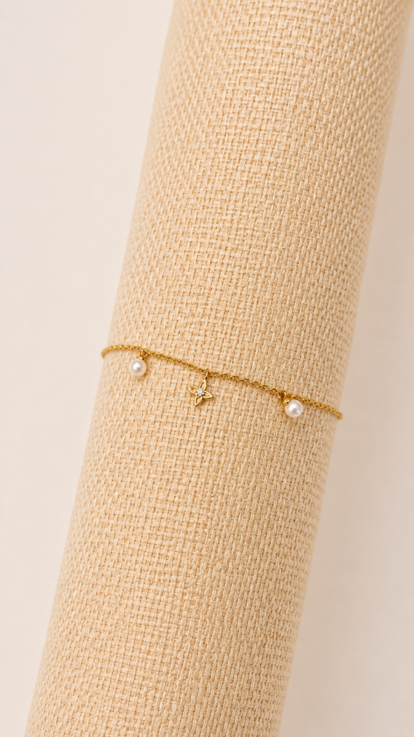 Pulsera con dije de cruz y baño de oro de 18K