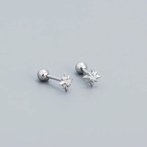 Par de aretes para piercing con baño de oro blanco y cierre de rosca