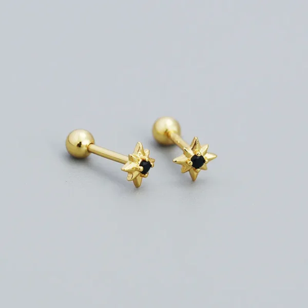 Par de aretes para piercing con baño de oro de 18K y centro de piedra color negro