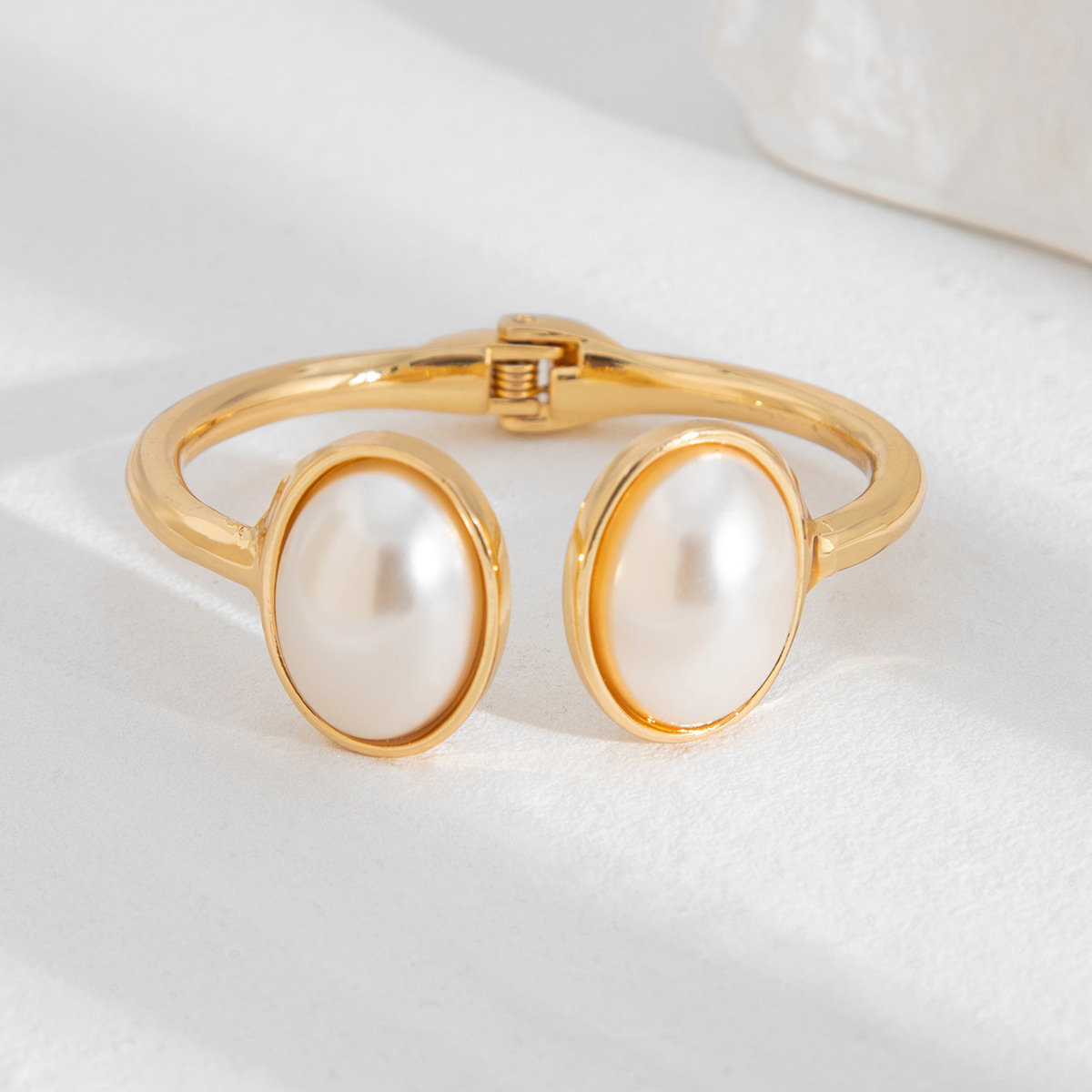 Pulsera abierta con cierre de perlas en forma ovalada y baño de oro de 18K-Acero inoxidable 316L-C0 Pulsera abierta con cierre de perlas en forma ovalada y baño de oro de 18K