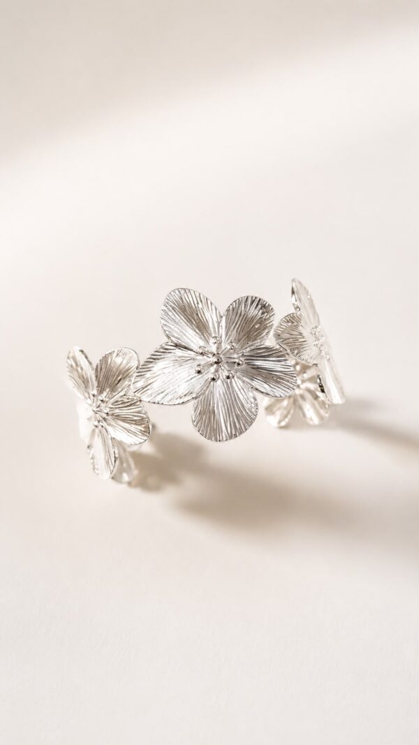 Pulsera ajustable de flores color plateado