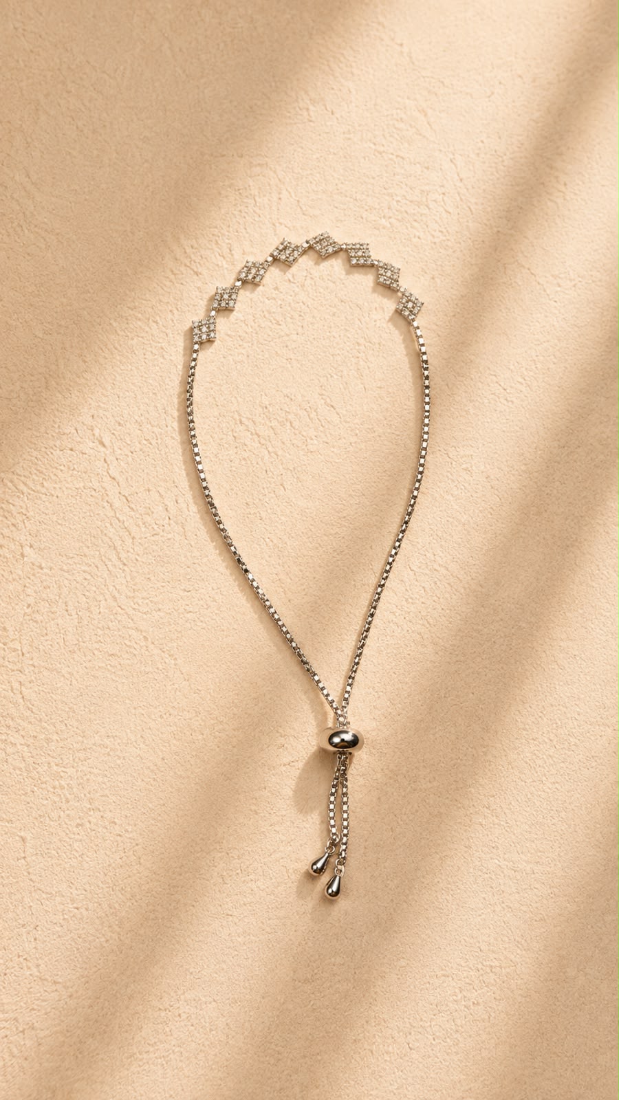 Pulsera con dije de rombo baño de oro blanco