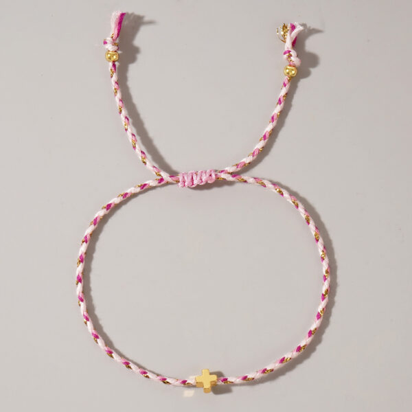 Pulsera de hilo rosa con blanco con dije de cruz