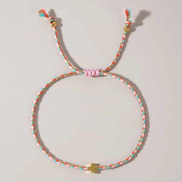 Pulsera de hilo rosa y celeste con dije de cruz